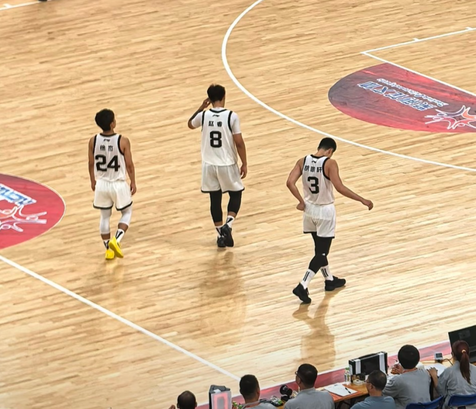 杜锋也不能, 估计还是伤