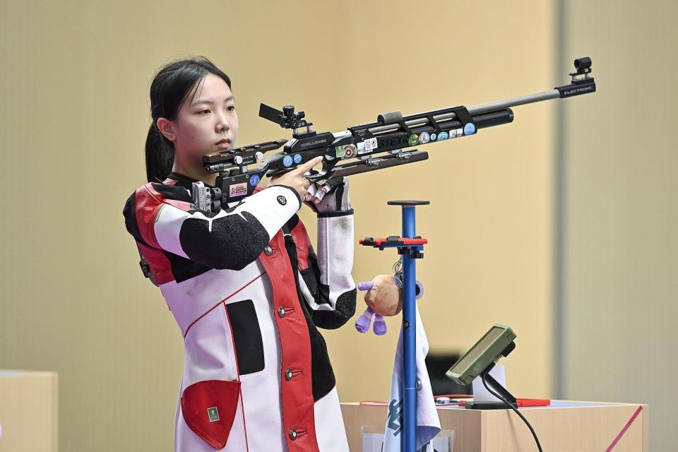 搭档, 和白色的, 米气步枪个